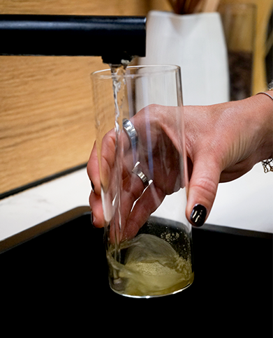 wasser fließt in ein Glas 